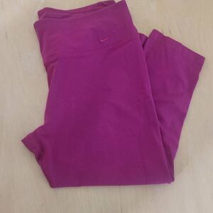 Nike dri fit true berry capri leggings women's size L
